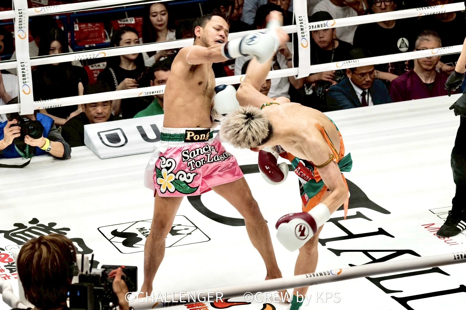 エスペランサ大阪の格闘技トレーニング風景